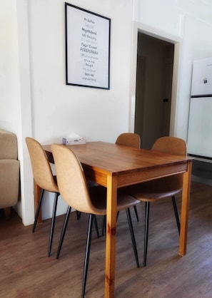 Dining room - Restaway Holiday Units (Porepunkah)