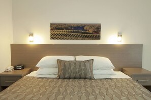 Kamer, uitzicht op tuin (Queen + Single) | Een minibar, een strijkplank/strijkijzer, gratis wifi