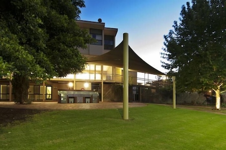 Fachada da propriedade Ć noite