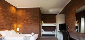 Desk, iron/ironing board, free WiFi, bed sheets - Fountain Court Motor Inn Albury (Albury)