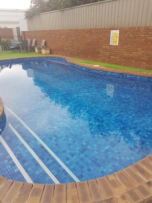 Outdoor pool, sun loungers - Fountain Court Motor Inn Albury (Albury)