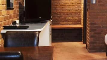 Escritorio, tabla de planchar con plancha, wifi gratis y ropa de cama