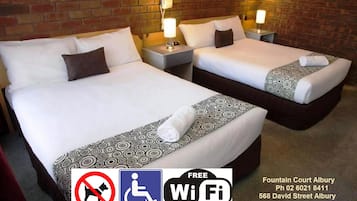 Escritorio, tabla de planchar con plancha, wifi gratis y ropa de cama