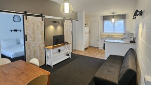 Suíte standard, 1 quarto, para não fumantes, cozinha | 1 quarto, espaço de trabalho para notebook, cortinas blackout