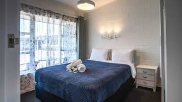 1 habitación, espacio para trabajar con laptop y cortinas blackout