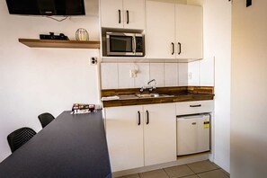 Estúdio executivo, aceita animais de estimação (Unit) | Cozinha privada | Frigobar, micro-ondas, chaleira elétrica, torradeira