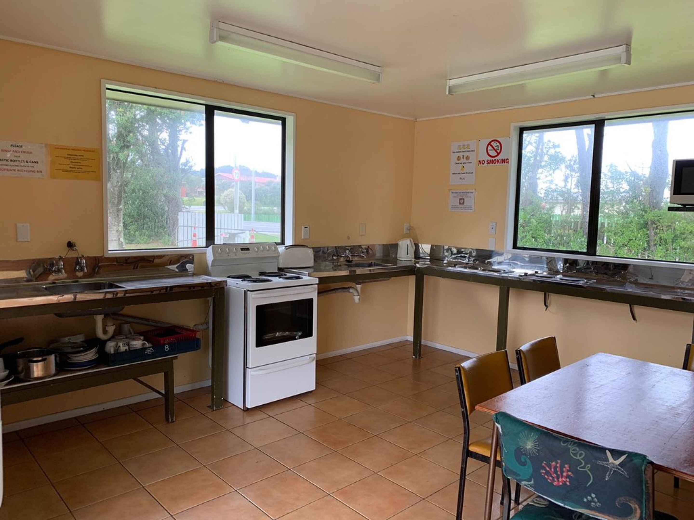 Cabin Tiêu chuẩn | Trang thiết bị bếp chung | Lò nướng bánh mì, gh  ế cao cho trẻ em, bàn ăn 