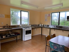 Standard Cabin - No Ensuite Bathroom | Shared kitchen facilities - Greymouth KIWI Holiday Parks & Motels (Greymouth)