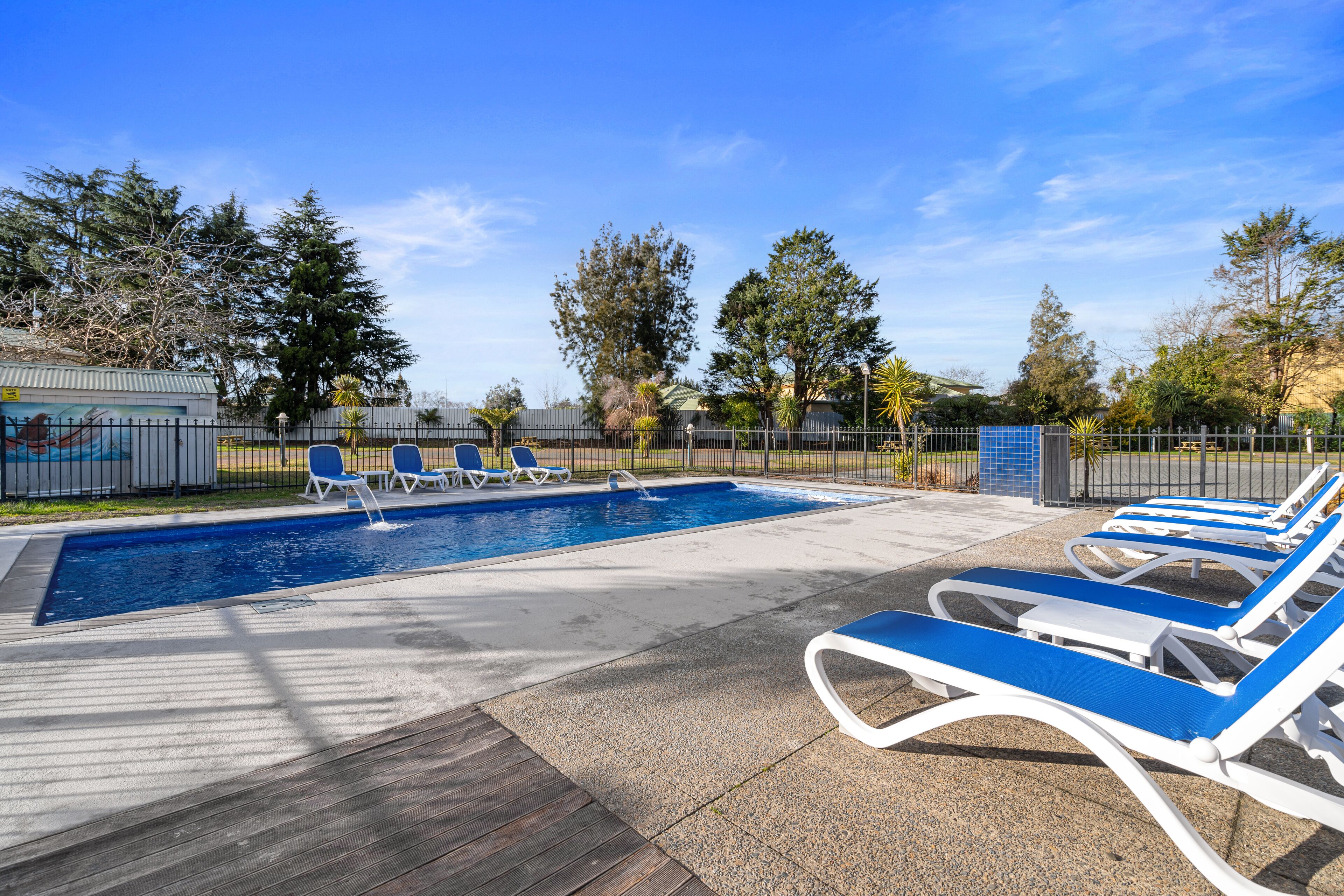 2 Außenpools, Sonnenschirme, Liegestühle