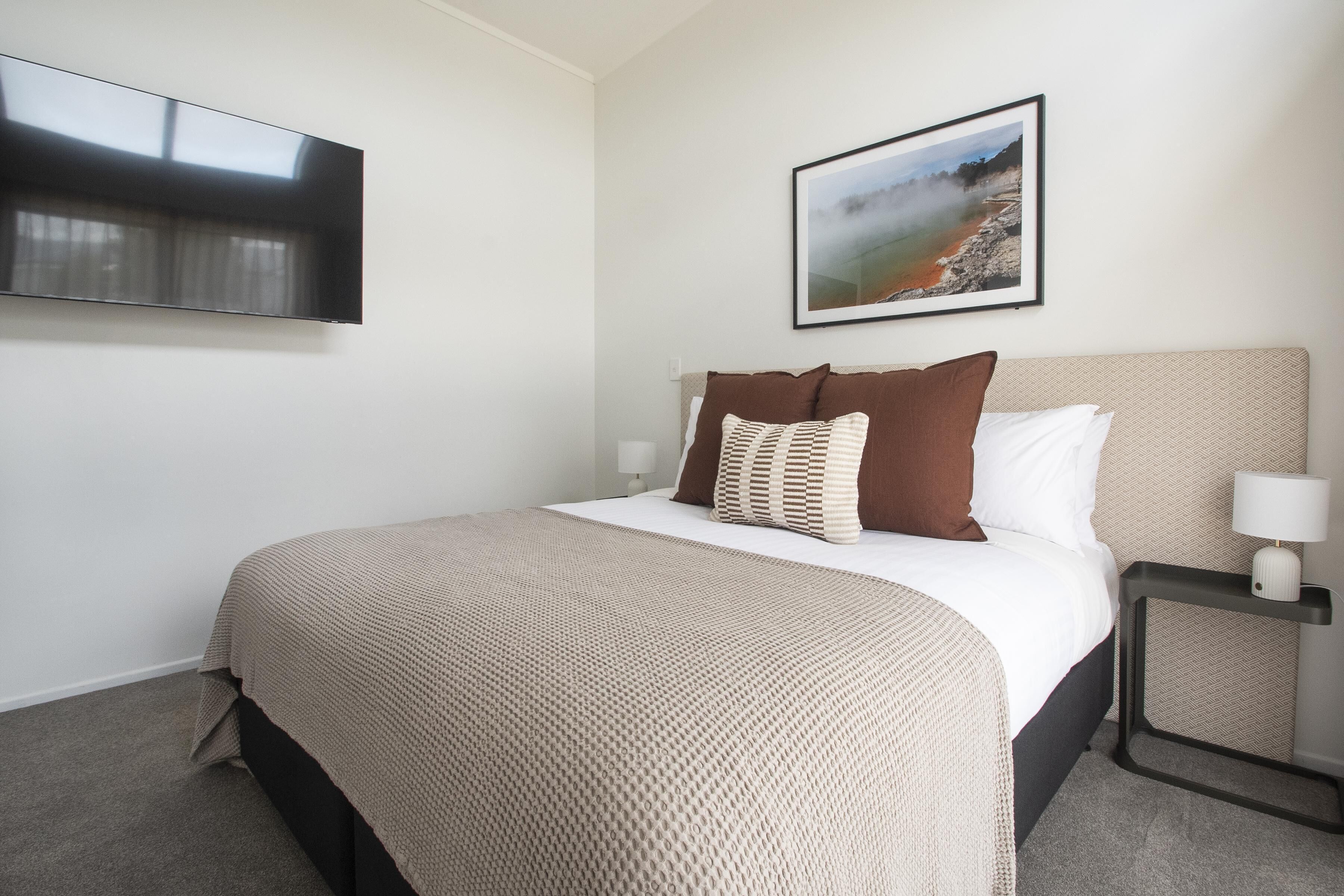 Chambre luxueuse, 3 chambres | Coffre-fort, accès au Wi-Fi (inclus), literie fournie