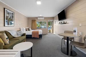 Motel Studio Deluxe - Poolside | Living area | LCD TV