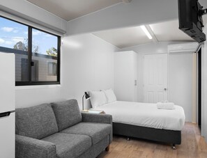 Superior Studio - Not Pet Friendly | 1 bedroom, free WiFi, bed sheets - Shepparton Holiday Park (Orrvale)