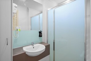 Superior 2 Bedroom Cabin - Not Pet Friendly | 욕실 | 샤워 시설, 무료 세면용품, 타월, 비누