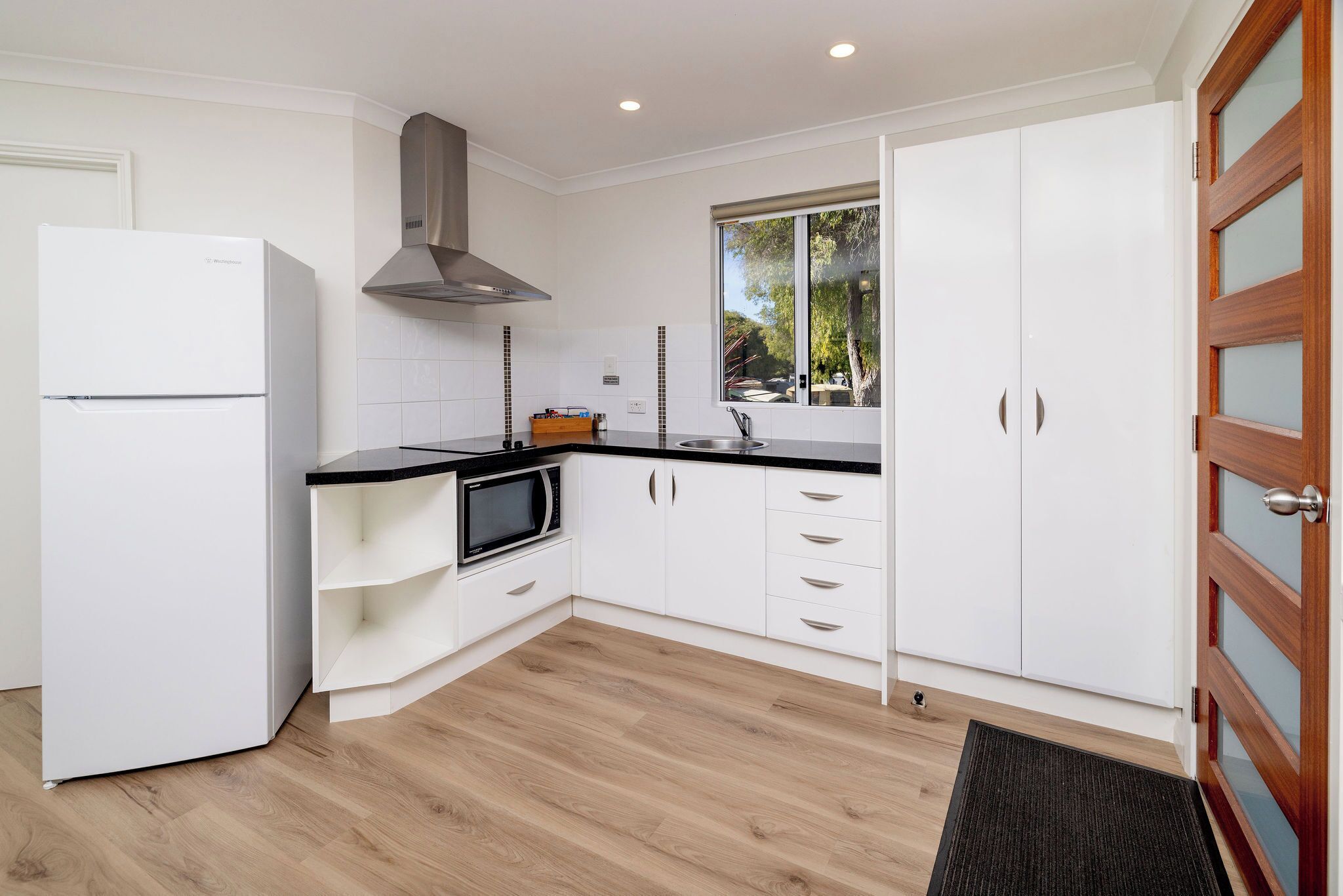 Estudio estándar, para no fumadores, cocina (Studio Apartment) | Cocina privada | Refrigerador, microondas, parrilla de estufa y cafetera y tetera 
