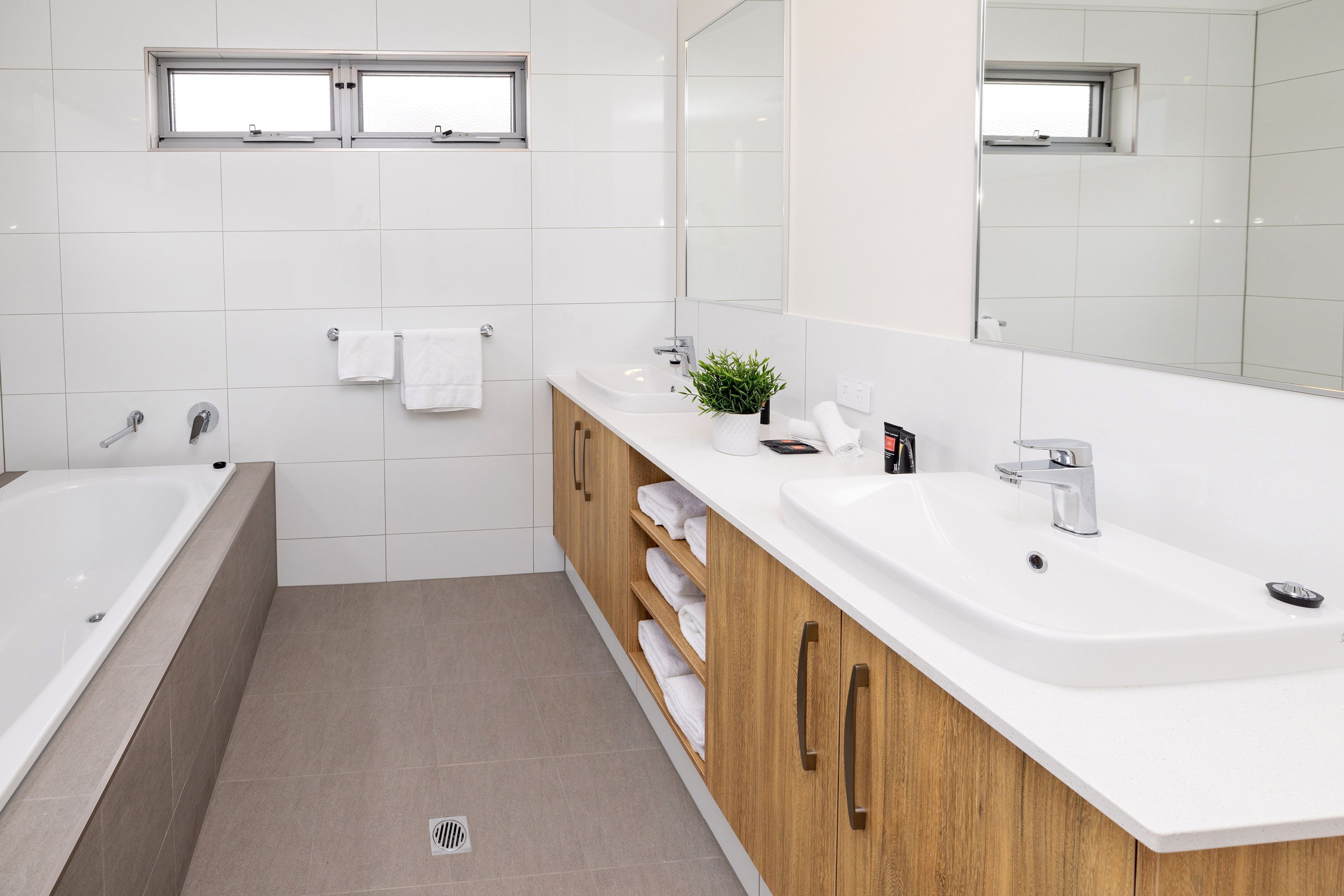 Deluxe Room, 2 Bedrooms | Bathroom | Free toiletries, hair dryer, towels, soap