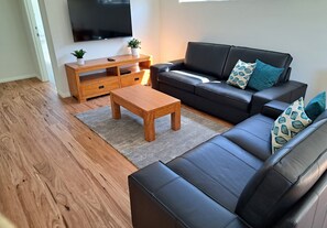 豪華客房, 2 間臥室, 無障礙 | 起居區 | 電視、 DVD 播放機