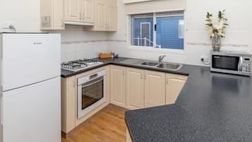 標準客房, 非吸煙房, 廚房 (2 Bedroom Holiday Home) | 私人廚房 | 電冰箱、微波爐、爐台、咖啡機/沖茶器