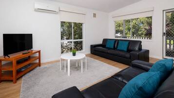 Standaard kamer, niet-roken, keuken (2 Bedroom Holiday Home) | Woonruimte | Televisie en een dvd-speler