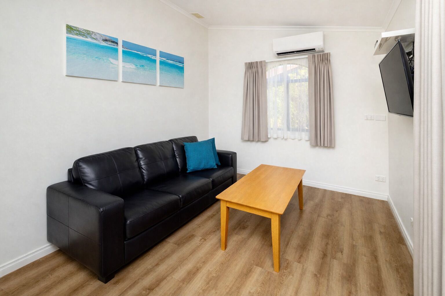 Standard-Suite, 2 Schlafzimmer, Nichtraucher (Medium Chalet) | Wohnbereich | Fernseher, DVD-Player