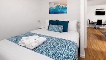 Familiestudio, ikke-røyk, kjøkken (Large Family Apartment) | Strykejern/-brett, wi-fi (inkludert) og sengetøy