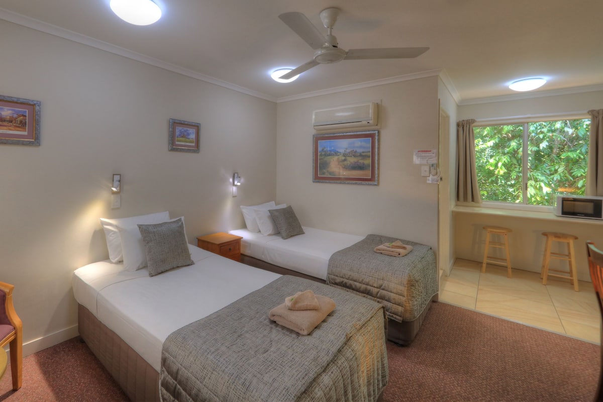 Deluxe Double or Twin Room, 1 Bedroom (Deluxe Twin Room) | Premium bedding, desk, laptop workspace, blackout drapes