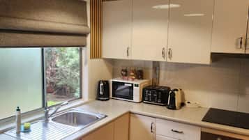 標準套房, 2 間臥室, 廚房 (Apartment) | 私人廚房 | 電熱水壺