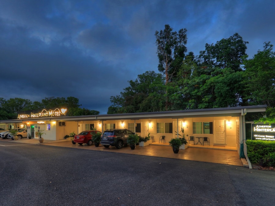 Fachada da propriedade à noite