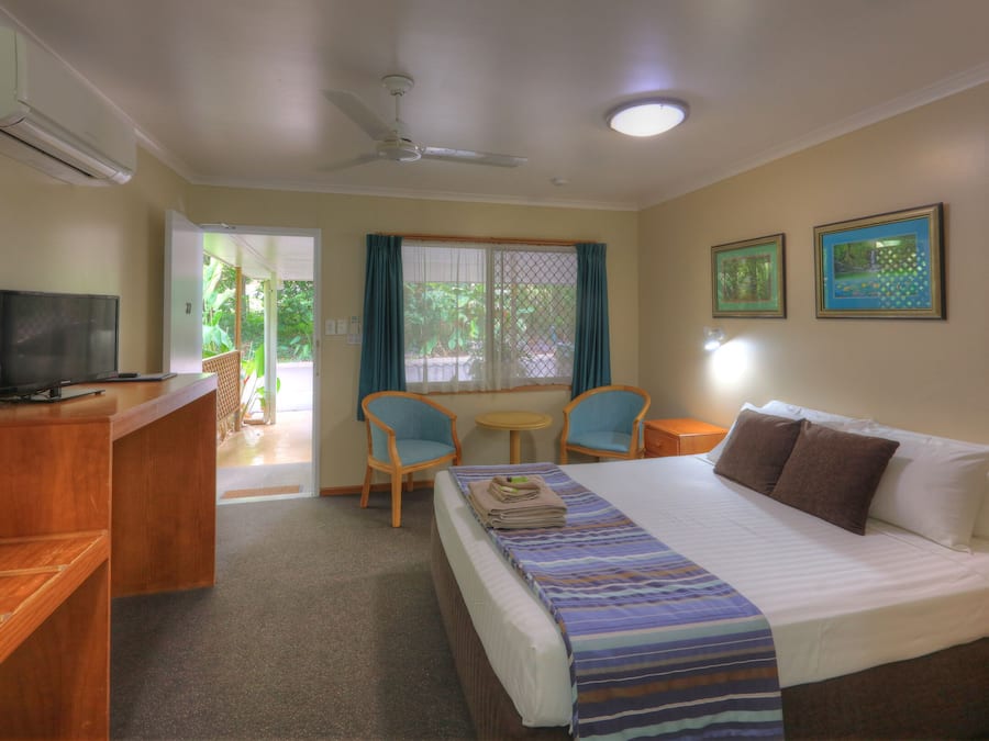 Standard Studio, 1 Queen Bed (Superior Queen Room) | Premium bedding, desk, laptop workspace, blackout drapes