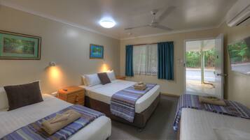 Familie studio, aan tuin (Superior Family Room) | Luxe beddengoed, een bureau, een laptopwerkplek