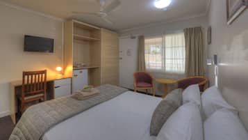 ๋๋ญ์ค ์คํ๋์ค (Deluxe Queen Room) | ๊ณ ๊ธ ์นจ๊ตฌ, ์ฑ
์, ๋
ธํธ๋ถ ์์
๊ณต๊ฐ, ์๋ง ์ปคํผ