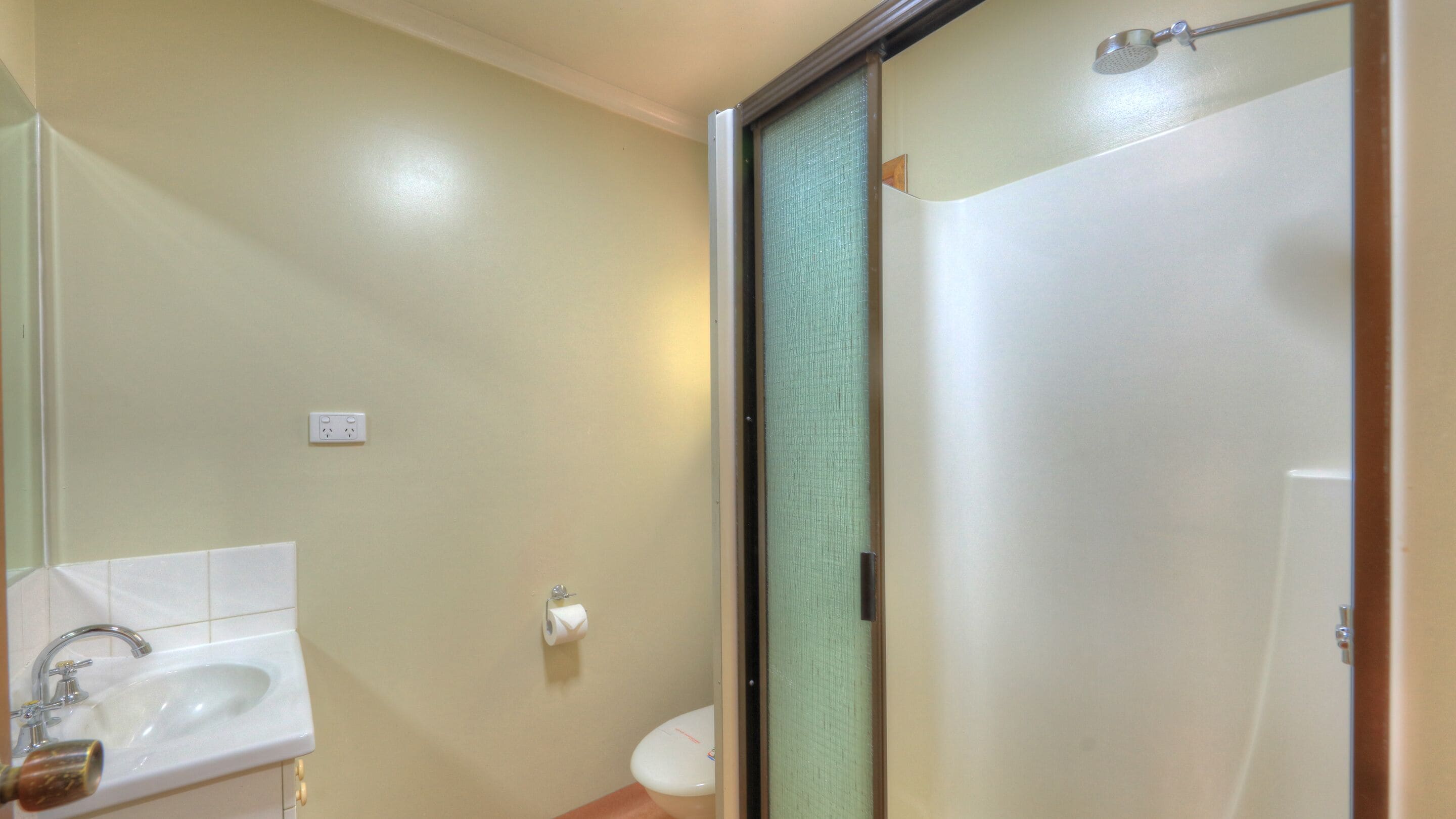 Ein Badezimmer mit Waschbecken, Toilette und Dusche.