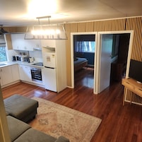 Suite estándar, 2 habitaciones, cocina (Apartment) | Zona de estar | Smart TV de 40 pulgadas con canales digitales