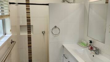 Standaard suite, 2 slaapkamers, keuken (Apartment) | Badkamer | Een douche, gratis toiletartikelen, een haardroger, handdoeken