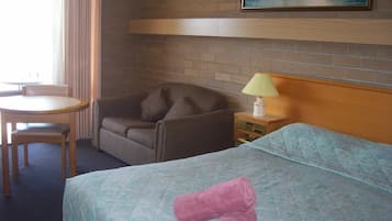 Escritorio, wifi gratis y ropa de cama