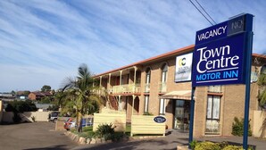 A Town Centre Motor Inn with a vacancy sign, a classic design, and a brick facade. - Town Centre Motor Inn (Merimbula)