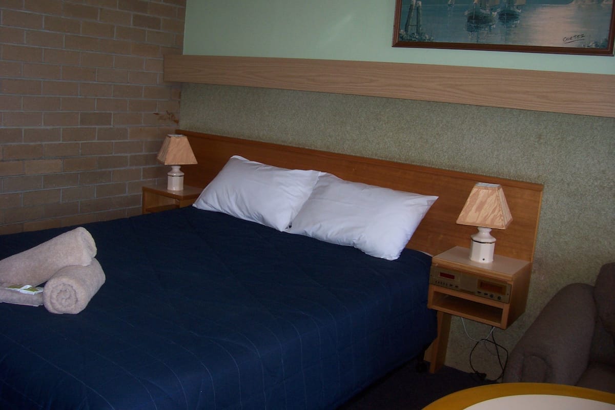 Escritorio, wifi gratis y ropa de cama