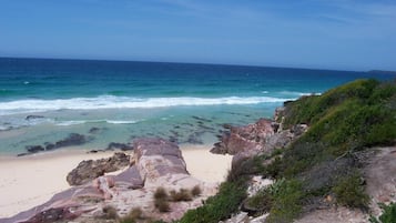 Una spiaggia nelle vicinanze