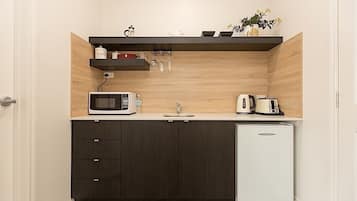 Standard Suite, 1 Bedroom (Tuscany Room) | Private kitchenette | Microwave, coffee/tea maker, electric kettle, cookware/dishes/utensils