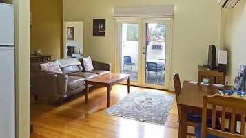 XXStandard Suite, 2 Bedrooms, Non Smoking, Kitchen (apartment) | Area keluarga | TV dan pemutar DVD