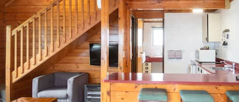 Deluxe Suite, 2 Bedrooms (Alpine Deluxe) | In-room dining