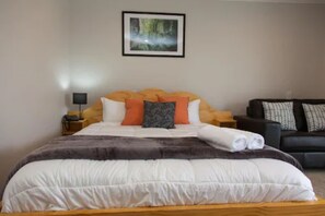 Tabla de planchar con plancha, wifi gratis y ropa de cama 