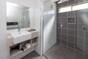Deluxe Villa | Bathroom | Shower, towels