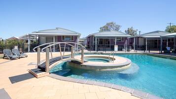 Piscina externa sazonal, espreguiçadeiras