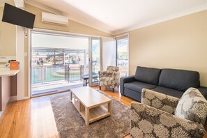 Villa, 2 Schlafzimmer | Wohnbereich | Flachbildfernseher