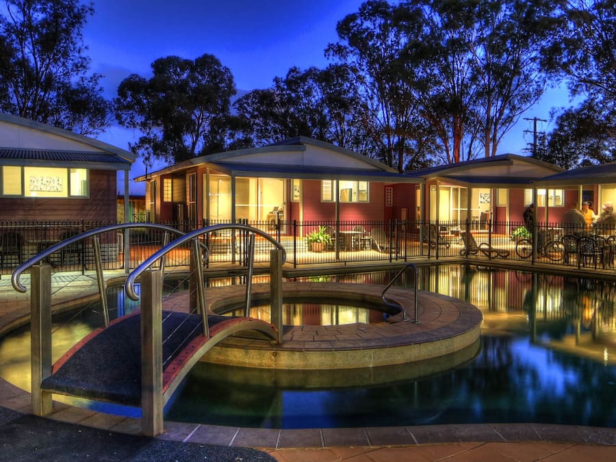 Piscine extérieure (ouverte en saison), chaises longues