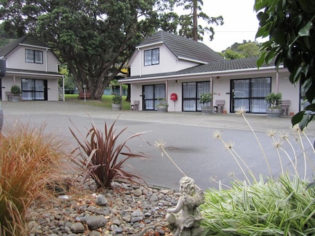 Property grounds. Camellia Court Motel