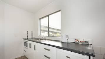 Standard Studio, Non Smoking, Kitchen (Studio Spa Bath Unit) | Private kitchenette
