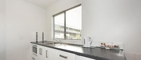 Standard Studio, Non Smoking, Kitchen (Studio Spa Bath Unit) | Private kitchenette