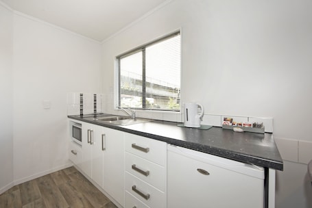 Standard Studio, Non Smoking, Kitchen (Studio Spa Bath Unit)  | Private kitchenette | Fridge, microwave, cookware/dishes/utensils