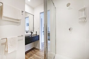 Standard Studio, Non Smoking, Kitchen (Studio Unit) | Bathroom | Hair dryer, towels - Camellia Court Motel (Lower Hutt)